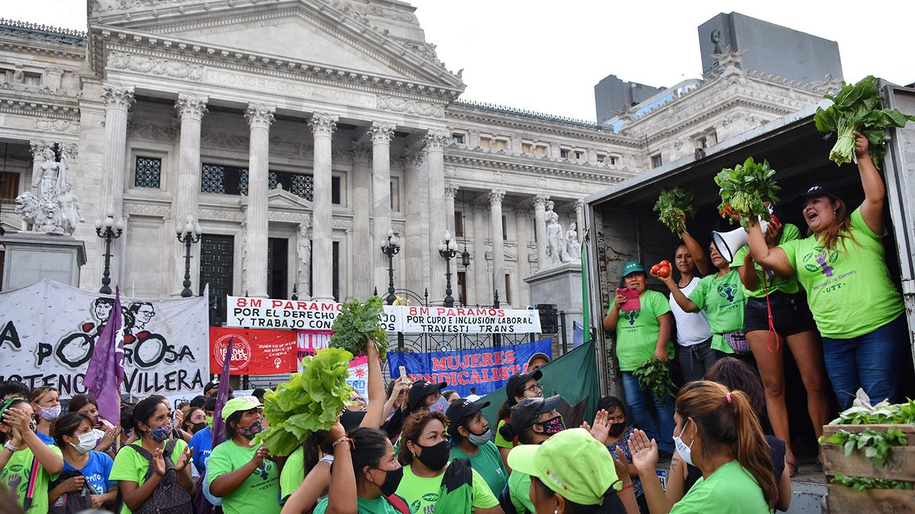 Mujeres y diversidades en movilizaciones masivas para conmemorar el 8M.