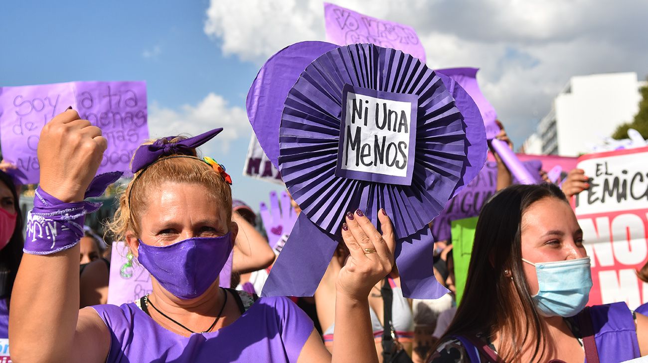 Mujeres y diversidades en movilizaciones masivas para conmemorar el 8M.