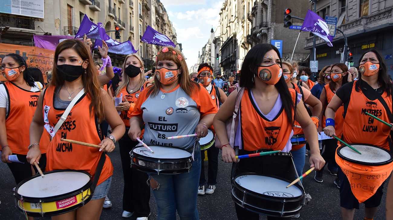 Mujeres y diversidades en movilizaciones masivas para conmemorar el 8M.