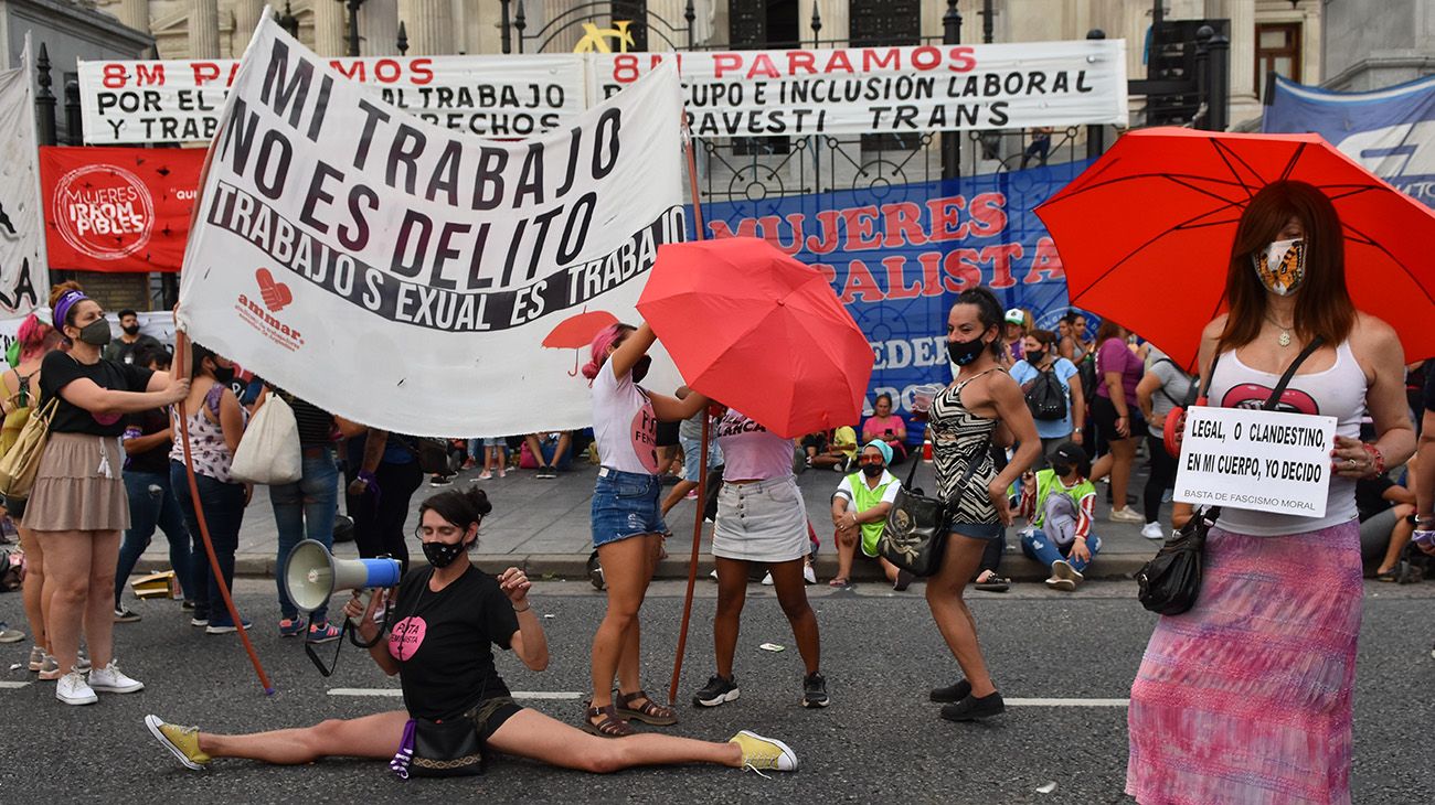 Mujeres y diversidades en movilizaciones masivas para conmemorar el 8M.