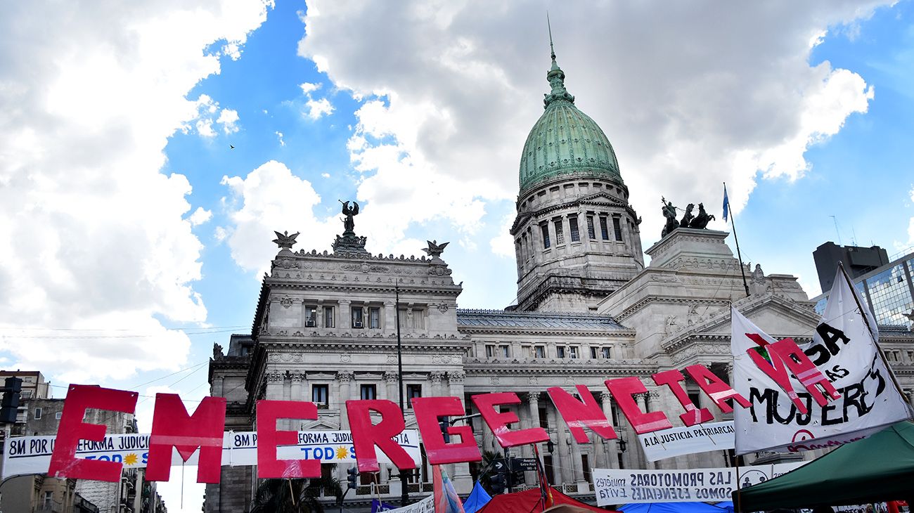 Mujeres y diversidades en movilizaciones masivas para conmemorar el 8M.