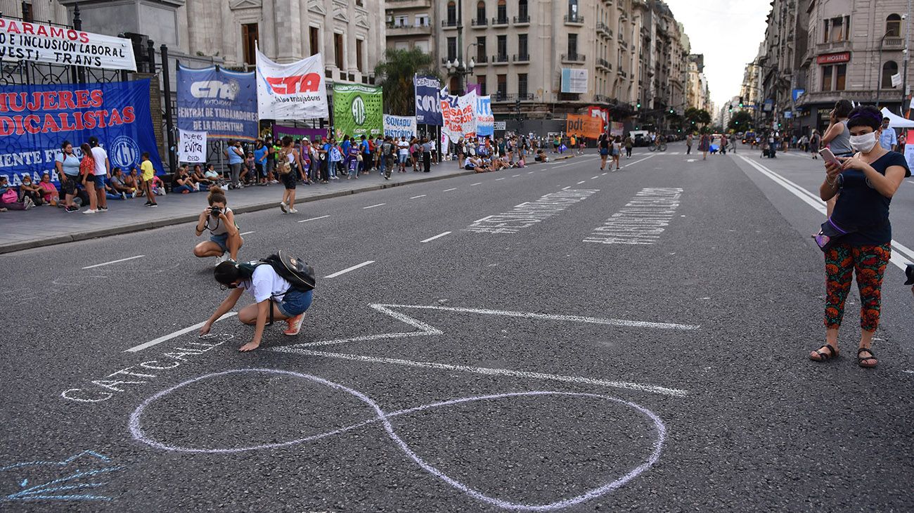 Mujeres y diversidades en movilizaciones masivas para conmemorar el 8M.