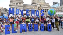 Mujeres y diversidades en movilizaciones masivas para conmemorar el 8M.