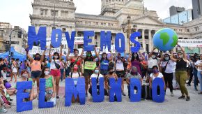 Mujeres y diversidades en movilizaciones masivas para conmemorar el 8M.