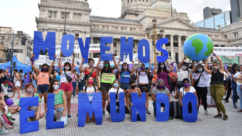 Mujeres y diversidades en movilizaciones masivas para conmemorar el 8M.