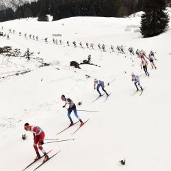 Los atletas compiten durante la carrera masculina de salida masiva de 50 km en el Campeonato Mundial de Esquí Nórdico de la FIS en Oberstdorf, en el sur de Alemania. | Foto:Christof Stache / AFP