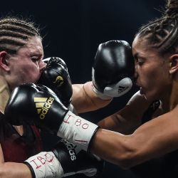 La alemana Verena Kaiser (izq.) Y la francesa Estelle Yoka-Mossely compiten en su combate de boxeo por el título de peso ligero de la IBO en el H Arena en Nantes, en el oeste de Francia. | Foto:Jean-Francois Monier / AFP