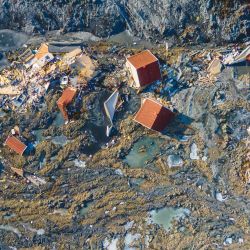 Una vista aérea muestra el área de deslizamiento de tierra cerca de la aldea de Ask, municipio de Gjerdrum, Noruega, más de dos meses después de que un deslizamiento de tierra golpeara en las primeras horas del 30 de diciembre de 2020 arrasando nueve edificios. - Nueve personas han sido encontradas muertas y una sigue desaparecida. | Foto:Stian Lysberg Solum / NTB / AFP