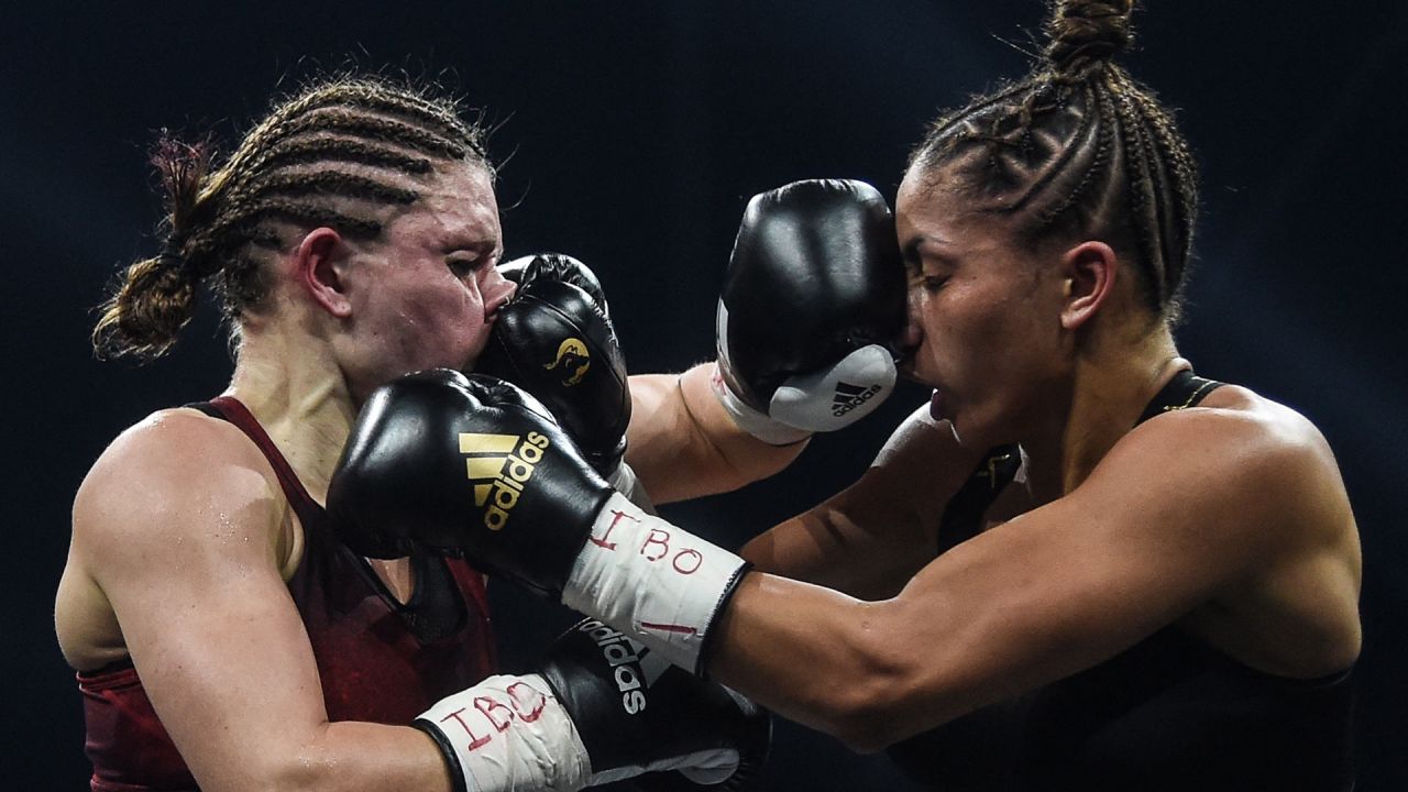 La alemana Verena Kaiser (izq.) Y la francesa Estelle Yoka-Mossely compiten en su combate de boxeo por el título de peso ligero de la IBO en el H Arena en Nantes, en el oeste de Francia. | Foto:Jean-Francois Monier / AFP
