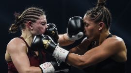 La alemana Verena Kaiser (izq.) Y la francesa Estelle Yoka-Mossely compiten en su combate de boxeo por el título de peso ligero de la IBO en el H Arena en Nantes, en el oeste de Francia.