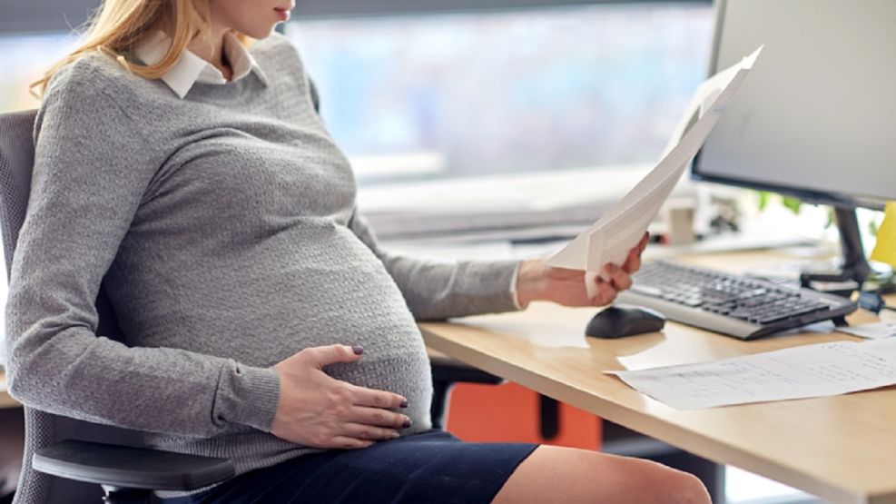 Embarazo motivo de despido en muchos países