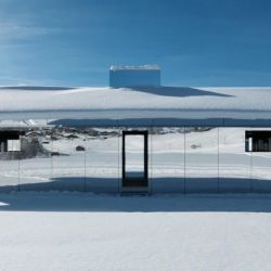 Se trata de una casa ubicada en los picos nevados de Gstadd, Suiza, cubierta totalmente con espejos, 