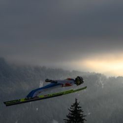 Peter Prevc de Slovena vuela por los aires durante el gran evento de salto en colina HS137 del equipo masculino en el Campeonato Mundial de Esquí Nórdico FIS en Oberstdorf, en el sur de Alemania. | Foto:Christof Stache / AFP