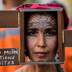Una mujer chilena posa para una foto mientras participa en una manifestación para conmemorar el Día Internacional de la Mujer en Santiago. | Foto:Martin Bernetti / AFP