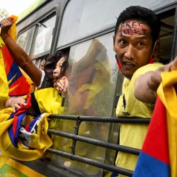 Activistas tibetanos exiliados gritan consignas después de ser detenidos por la policía durante una protesta para conmemorar el aniversario del levantamiento tibetano de 1959 contra el dominio chino, frente a la embajada china en Nueva Delhi. | Foto:Money Sharma / AFP
