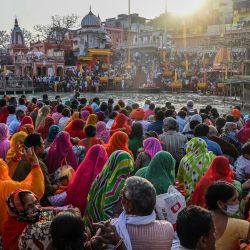 Los devotos hindúes se reúnen para las oraciones vespertinas después de darse un baño sagrado en las aguas del río Ganges en la víspera de Shahi Snan (gran baño) en el festival Maha Shivratri durante el festival religioso en curso Kumbh Mela en Haridwar. | Foto:Prakash Singh / AFP
