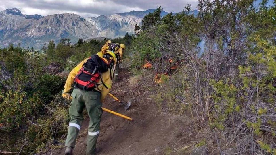 El ministro de Ambiente y Desarrollo Sostenible Juan Cabandié confirmó la llegada de más brigadistas para combatir el fuego en El Bolsón