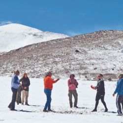 Momento de relax camino al cráter Corona del Inca para jugar con la nieve. 