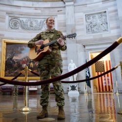 Sgt. Hannah Boulden, de la Guardia Nacional de Michigan, toca la guitarra en la Rotonda del Capitolio de los Estados Unidos en Washington, DC. | Foto:Drew Angerer / Getty Images / AFP 