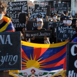 Miembros de la Asociación de Estudiantes Tibetanos participan en una protesta con motivo del 62 aniversario del Día del Levantamiento Nacional Tibetano contra la ocupación china del Tíbet, en Chennai. | Foto:Arun Sankar / AFP