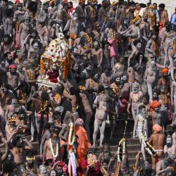Naga Sadhus (hombres santos hindúes) se reúnen antes de darse un baño sagrado en las aguas del río Ganges en el Shahi snan (gran baño) con motivo del festival Maha Shivratri durante el festival religioso Kumbh Mela en curso en Haridwar. | Foto:Prakash Singh / AFP