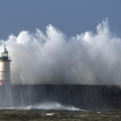 Las olas rompen sobre el muro del puerto en Newhaven, en el sur de Inglaterra, cuando fuertes ráfagas golpearon la costa sur. | Foto:Glyn Kirk / AFP