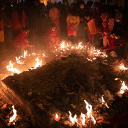 Nepal, Katmandú: devotos hindúes realizan rituales al Señor Shiva en el templo Pashupatinath durante el festival Maha Shivaratri. | Foto:Prabin Ranabhat / DPA