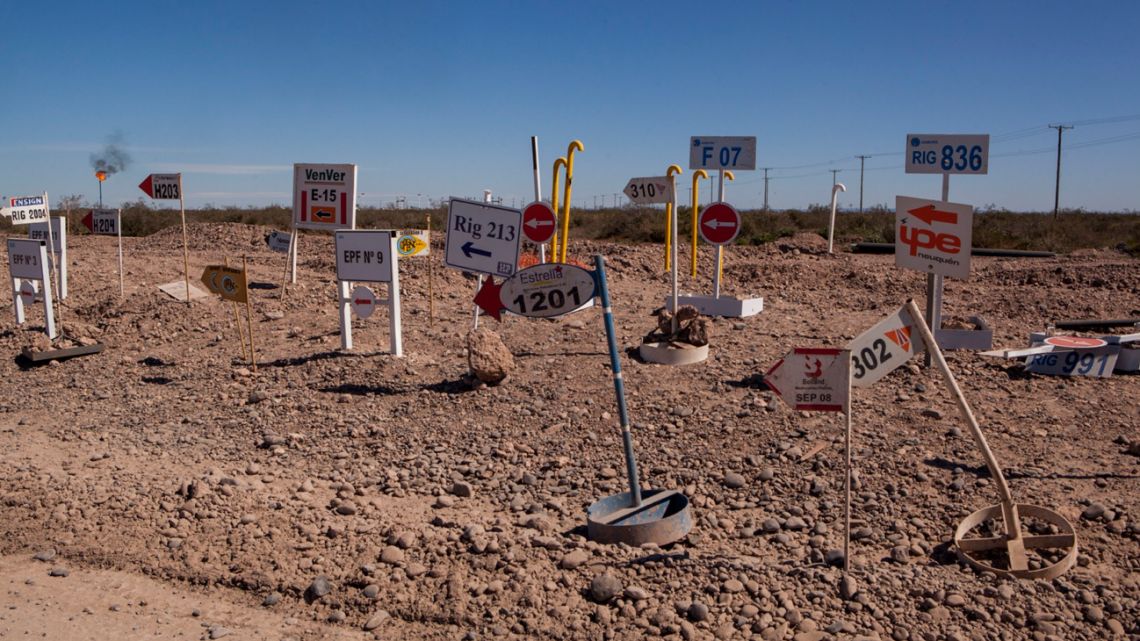 Signs direct traffic to drilling rigs at Vaca Muerta in Añelo.