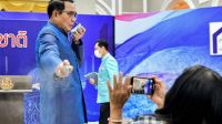 Tailandia: primer ministro roció alcohol sobre periodistas