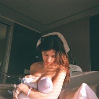 Emily Ratajkowski compartió la primera foto junto a su bebé
