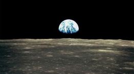 Amanecer en la Tierra desde la superficie lunar