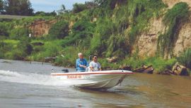 El Drakkar 480 logra un planeo rápido y sin vicios, con buena navegación sin salpicaduras.