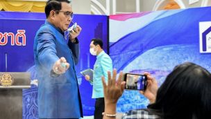 Tailandia: primer ministro roció alcohol sobre periodistas