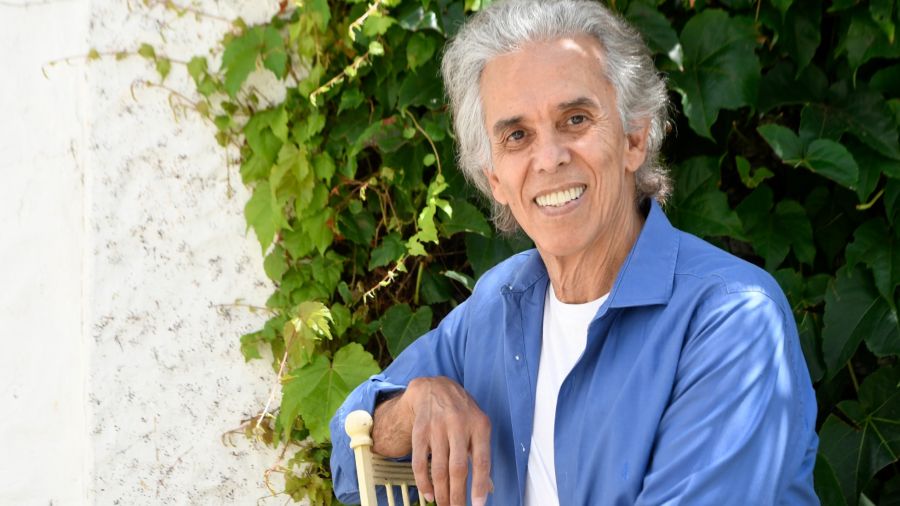 Jairo, en su casa de Vicente López, donde vive con su amada mujer, Teresa, su gran amor desde hace 49 años y quien está con internación domiciliaria: sufre EPOC y superó dos cánceres. "Es una mujer maravillosa", dice el cantante.