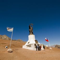 Está ubicado en el límite fronterizo entre ambos países, en el lugar del paso a mayor altura entre ambos