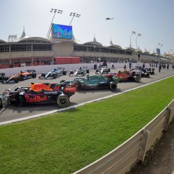 Los autos de Fórmula Uno se muestran en la pista antes del primer día de las pruebas de pretemporada (F1) en el Circuito Internacional de Baréin en la ciudad de Sakhir. | Foto:Mazen Mahdi / AFP