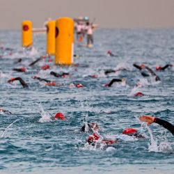 Los participantes en una carrera de natación regresan a la costa durante la sexta edición de la competencia Ironman 70,3 Dubai, en el Emirato del Golfo. | Foto:Karim Sahib / AFP