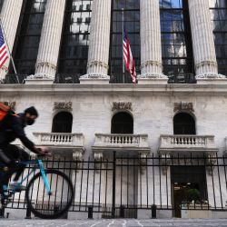 La Bolsa de Valores de Nueva York (NYSE) se encuentra en el bajo Manhattan en la ciudad de Nueva York. El promedio industrial Dow Jones subió más de 300 puntos debido a que las acciones tecnológicas subieron y el optimismo sobre la ley de alivio de Covid recientemente aprobada animó a los inversores. | Foto:Spencer Platt / Getty Images / AFP