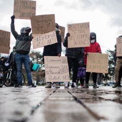 Decenas de repartidores de comida protestan contra sus condiciones laborales y contra una ordenanza municipal que prohíbe los motonetas térmicos en el centro de la ciudad de Nantes. | Foto:Loic Venance / AFP