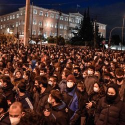 Los manifestantes marchan frente al parlamento griego en el centro de Atenas durante una manifestación que pide los derechos democráticos y el fin de la represión policial. | Foto:Louisa Gouliamaki / AFP
