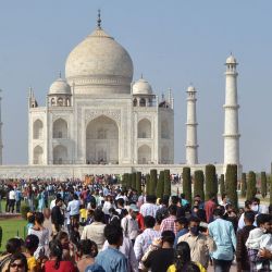 Los turistas visitan el Taj Mahal durante el 'Urs' anual o aniversario de la muerte del quinto emperador mogol Shah Jahan, quien construyó el Taj Mahal, en Agra. | Foto:Pawan Sharma / AFP