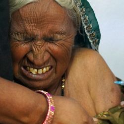 Una anciana reacciona cuando la inoculan con la vacuna contra el coronavirus Covid-19 en un hospital del gobierno en las afueras de Ajmer. | Foto:Himanshu Sharma / AFP