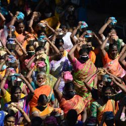 Los devotos hindúes llevan vasijas de leche mientras participan en una procesión para conmemorar el festival hindú Maha Shivratri, en Chennai. | Foto:Arun Sankar / AFP