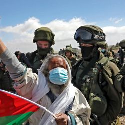 Los palestinos y activistas israelíes que intentan bloquear la Ruta 60, la principal carretera de colonos judíos en Cisjordania, como protesta contra la confiscación de tierras palestinas, son dispersados por las fuerzas de seguridad israelíes cerca de la aldea de Yatta, al sur de Hebrón. , en la ocupada Cisjordania. | Foto:Hazem Bader / AFP