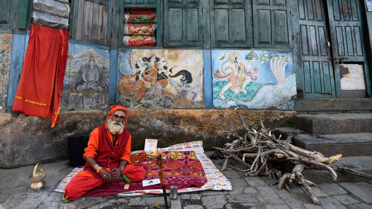 Un Sadhu o un santo hindú fuma marihuana usando un 'chillum', una pipa de arcilla tradicional, antes del festival hindú 'Maha Shivaratri', en Katmandú. | Foto:Prakash Mathema / AFP