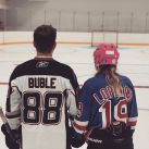Luisana Lopilato y Michael Bublé mostraron la pista de hockey sobre hielo que tienen en su casa