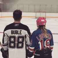 Luisana Lopilato y Michael Bublé mostraron la pista de hockey sobre hielo que tienen en su casa