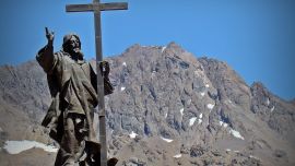 El espectacular monumento está emplazado en el límite fronterizo entre la Argentina y Chile.