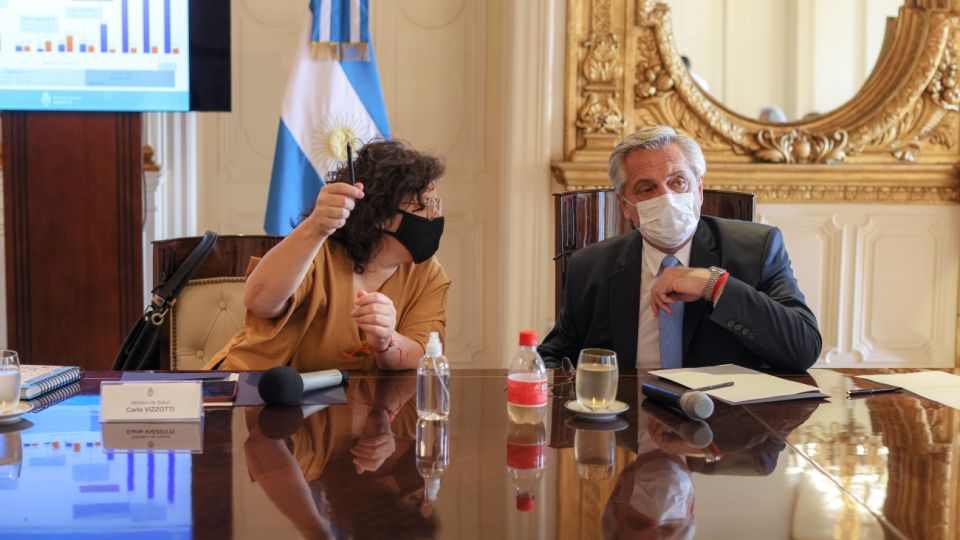 Alberto Fernández junto a Carla Vizzotti al presidir el Comité de Vacunación.