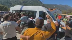 Manifestantes enfrentados con Arcioni rompieron un vidrio de la camioneta que trasladaba al presidente Alberto Fernandez en Lago Puelo.